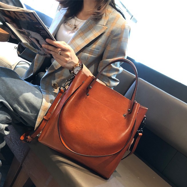欧米のファッション高級感のあるバケツに本革の女性カバンを包んで通勤します。|undefined