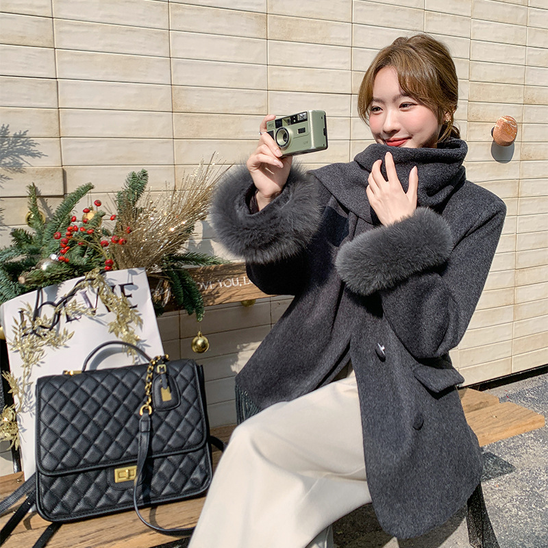 High-End Gray down Jacket for Women, Winter 2025 New Style, Fox Fur, White Duck down Lining, Woolen Coat with Scarf