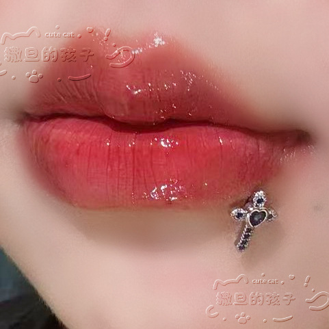 16G labret stud size and finish detail