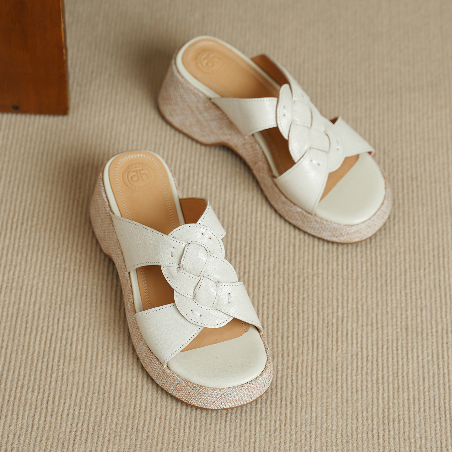 Sandal nữ da cừu gót xuồng hở mũi phong cách vintage — màu trắng ngà