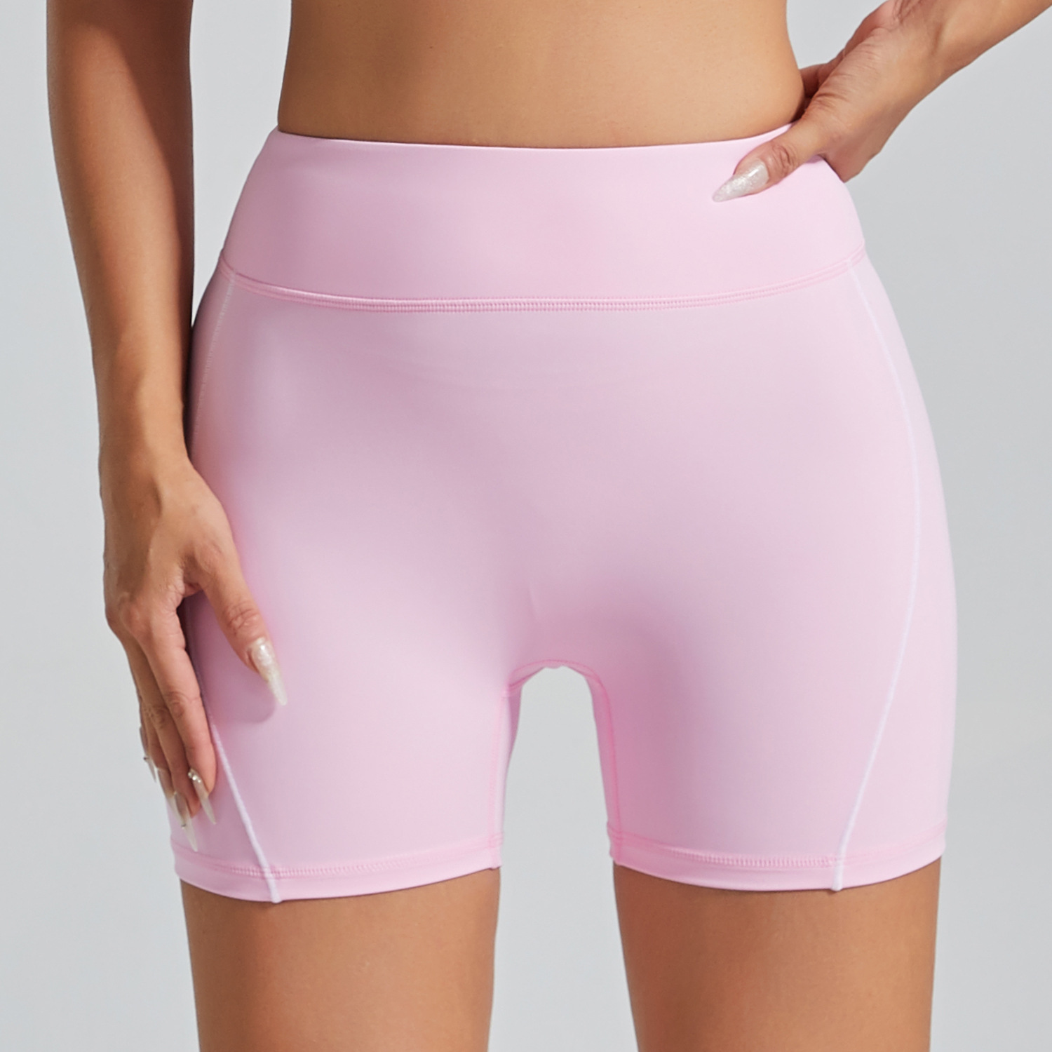 Pantalones cortos deportivos de color de contraste europeo y americano sin línea de vergüenza Cintura alta, ajustados desnudos, pantalones de yoga de fitness de cadera de melocotón, pantalones de tres puntos