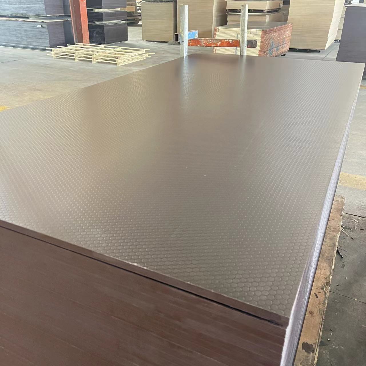 桉木芯防滑建筑模板覆膜胶合板12-18MM 防滑舞台板脚手架防滑踏板