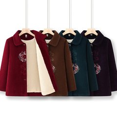 おばあさんの秋の服は毛があります。春と秋のコートは60歳の中高年のおばあさんの女性が毛を厚くしています。