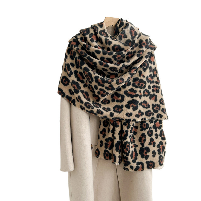 Moda europea y americana de alto nivel bufandas de leopardo otoño y invierno mujeres personalidad moderna temperamento salvaje belleza imitación de cachemire mantel cálido