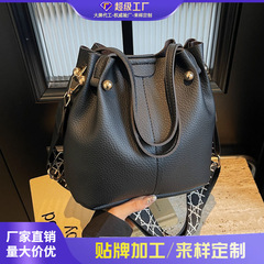 跨境流行爆款包包女式2025新款秋冬复古宽带斜挎包小众韩版水桶包
