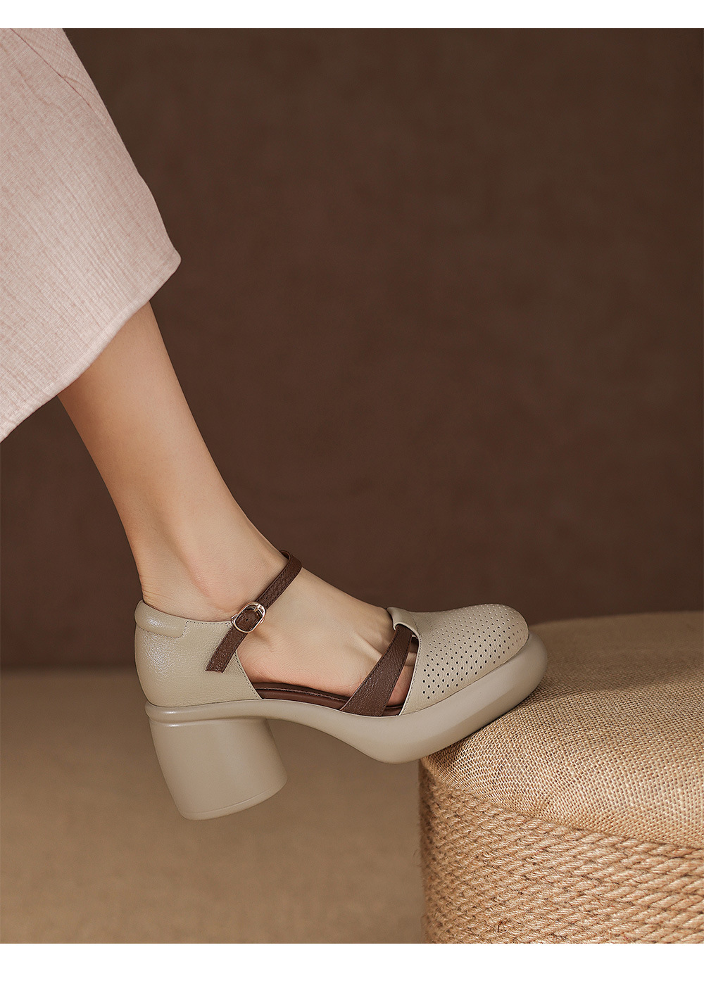Sandal nữ da cừu mũi trùm đục lỗ quai ngang khóa một chữ gót thô 7.5 cm — màu trắng ngà chi tiết 9