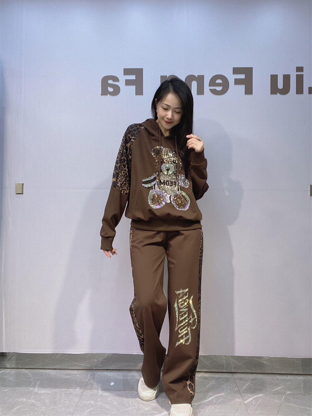Un conjunto completo de estampado de leopardo con ropa de mujer europea, chaqueta encapuchada de mangas largas + pantalones, nuevo conjunto de primavera y otoño