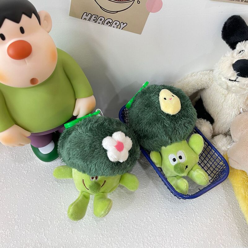 創意野菜ブロッコリーのキーホルダーが可愛いぬいぐるみのカバンに飾られています。|undefined