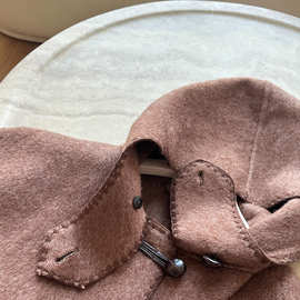 包y25款伯爵红茶搭扣刺绣连帽复古大衣 111c903