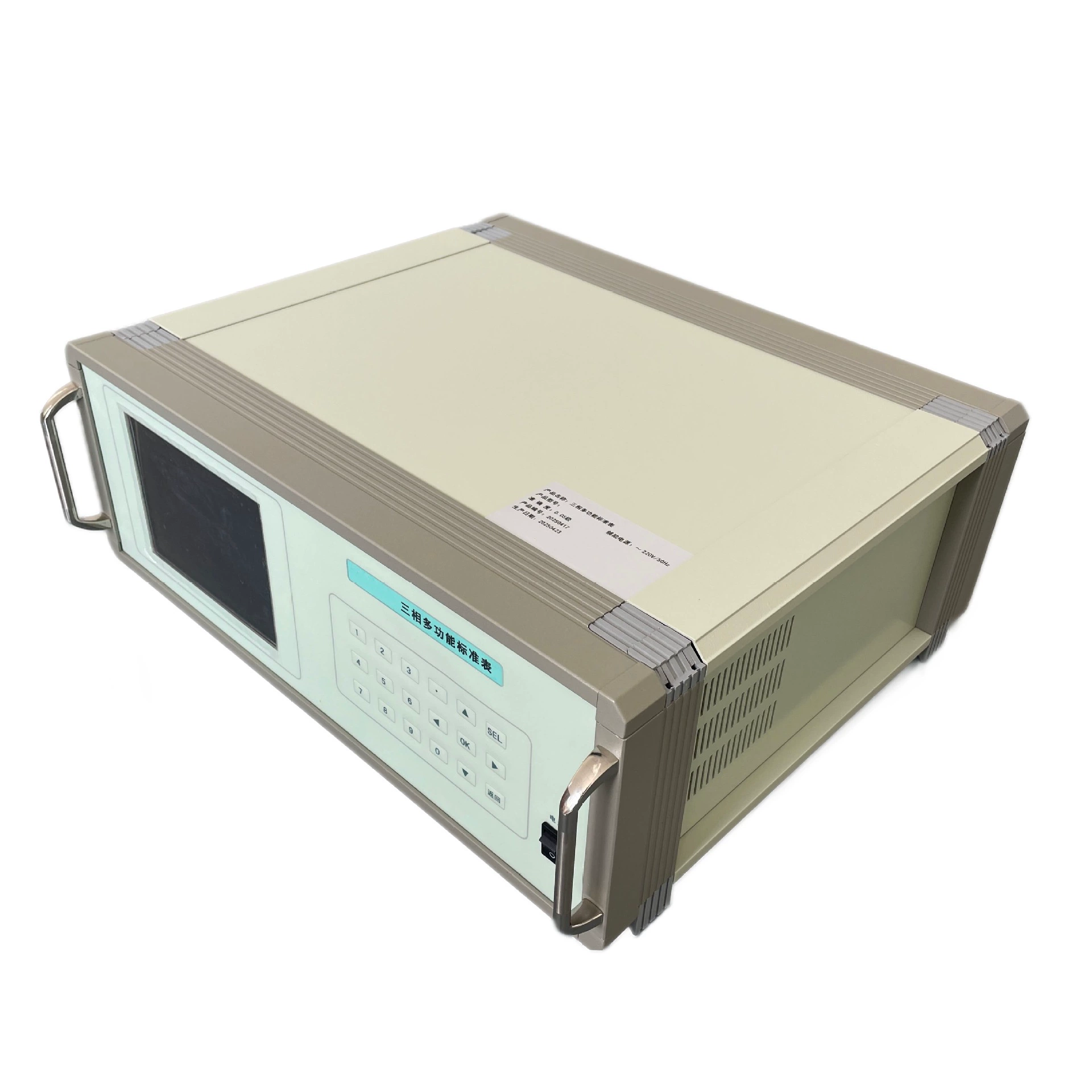 Трехфазный многофункциональный стандартный измеритель может измерять и калибровать напряжение переменного тока, ток, мощность, частоту, фазу и коэффициент мощности.