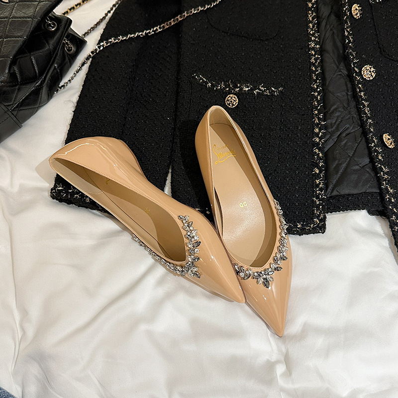 레드 베이스와 누드 컬러로 키가 5cm 더 커졌습니다.