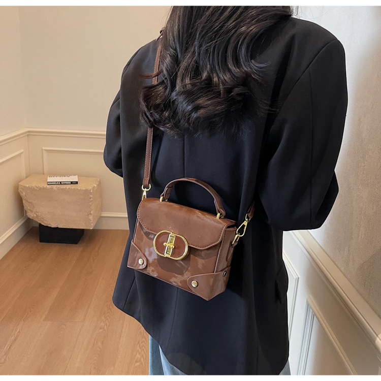 Fashionable and trendy small bag 2025 new women's bag, summer casual and simple crossbody bag, hand-held texture small square bag undefined