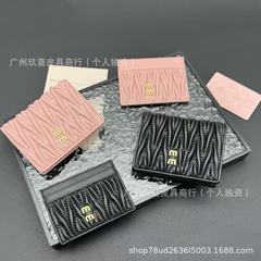 新しい本革の小さい財布は小さくて二つ折りの小銭の女性のカバンのしわの多いカードの位の大容量のハンドバッグの工場は卸売りします。