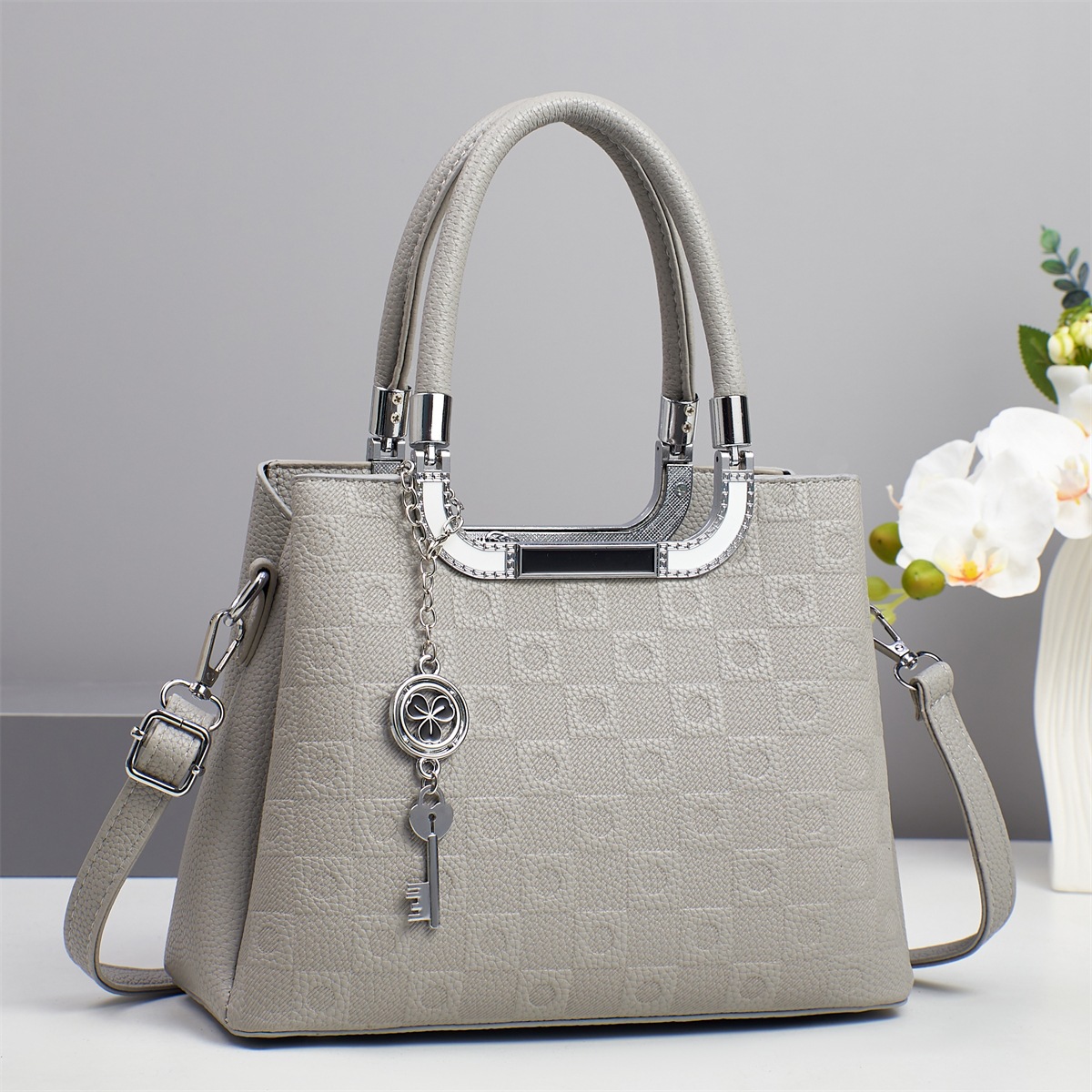 2025 marca atmósfera para enviar a la madre bolso de mano de las mujeres de mediana edad bolso de mensajero de todo fósforo nuevo sentido de alta calidad de gran capacidad