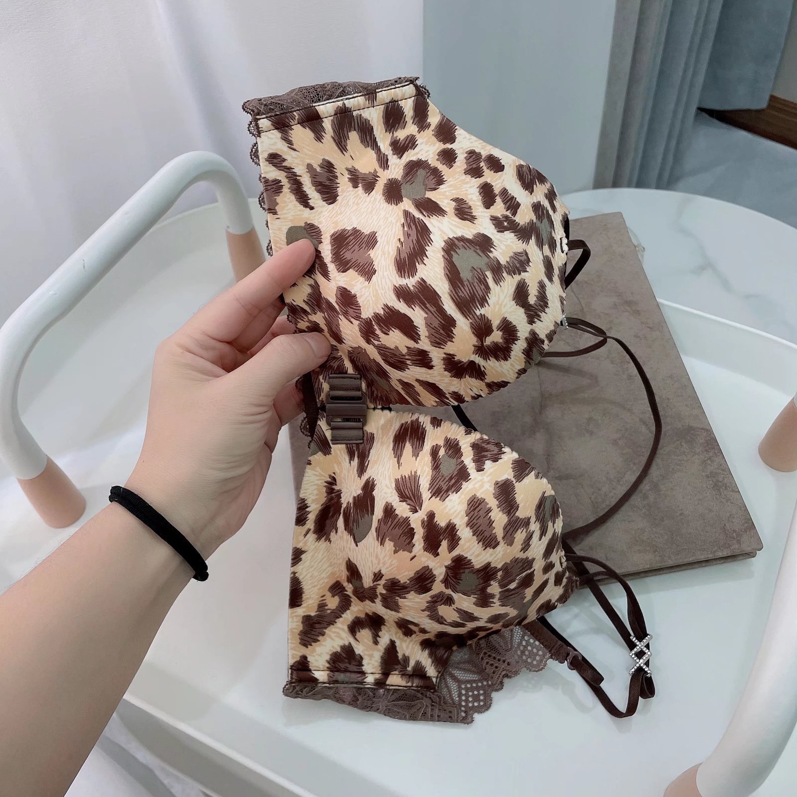 Neue produkt 8628 vorne schnalle dessous sexy spitze kreuz schöne zurück ohne stahl ring versammelt bh einzel stück/set_voghion.com