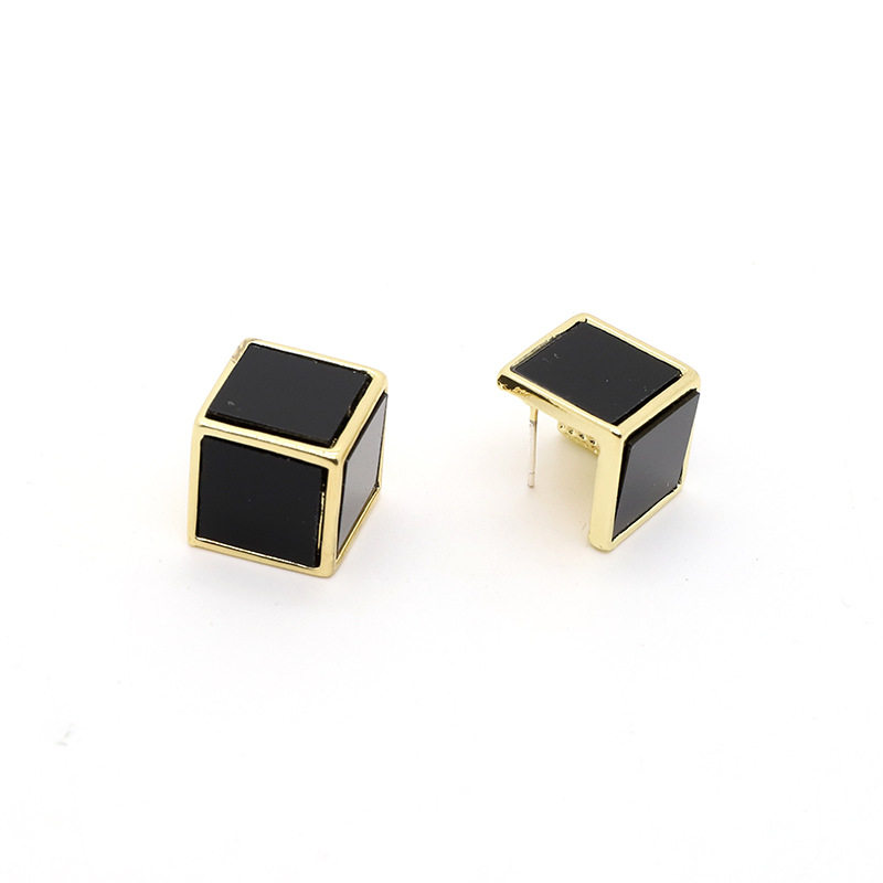 Retro Simple Black Three-dimensional Square Earrings Personality Geometric Earrings display picture 1