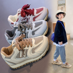 子供の阿甘靴2025年春の新型ファッションは色の女性の赤ちゃんのカジュアルシューズの男の子の柔らかい底の運動靴をつなぎ合わせます。