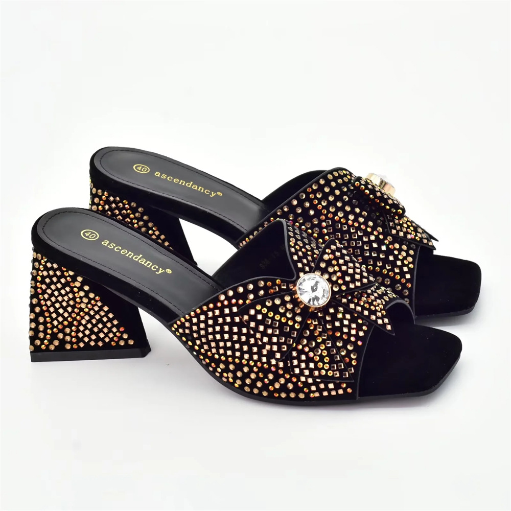 Vintage strasszokkal díszített női magassarkú cipő hozzáillő clutch stílusú vacsorához való öltönnyel_voghion.com