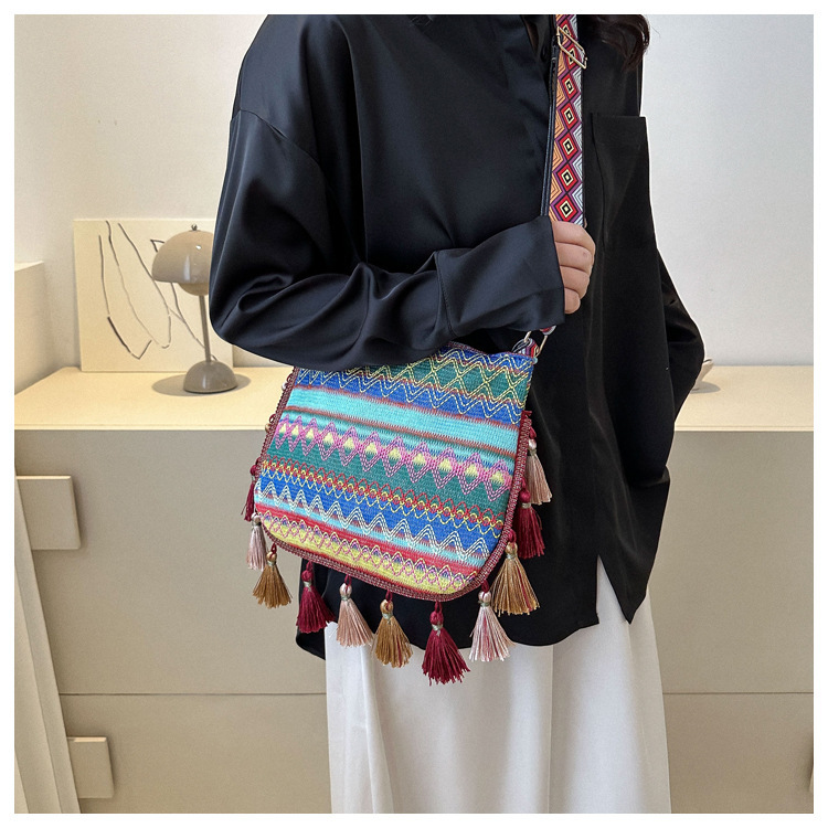 Women's Medium Special Geometric Ethnic Style Tassel Zipper Crossbody Bag display picture 8