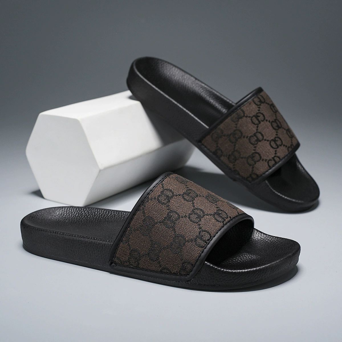 Мужские тапочки, популярный стиль 2025, новый стиль, верхняя одежда для мальчиков, модные высококачественные тапочки, нескользящие домашние высококачественные тапочки