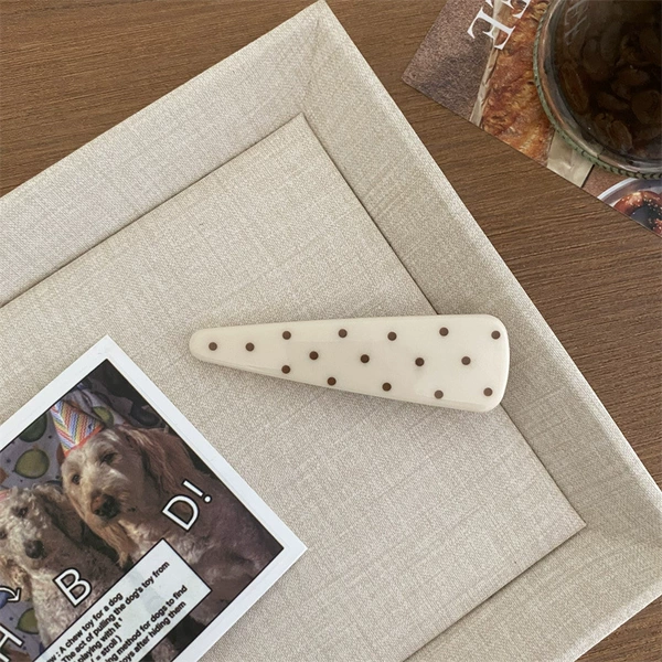 White polka dot flat triangle (7cm)