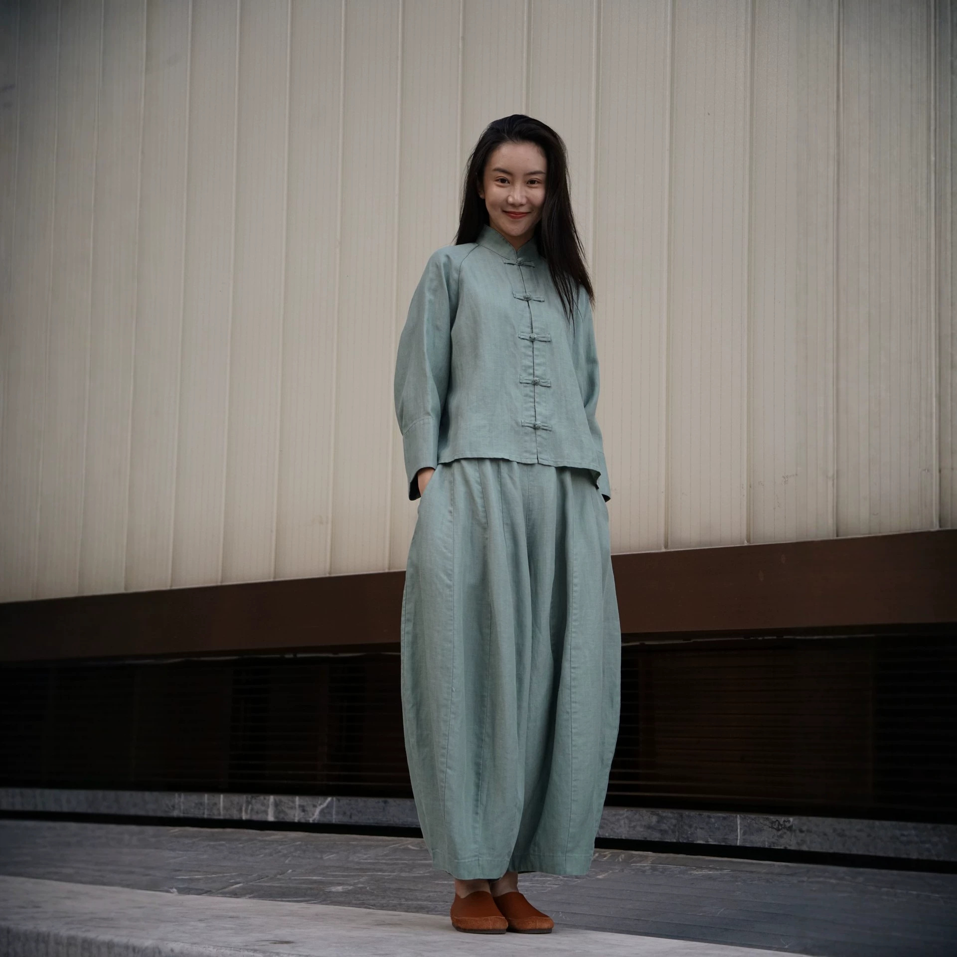 Tencel linen new Chinese-style Zen Tang suit with buttoned design, traditional two-piece set with jacket and lantern pants, spring-summer women's outfit