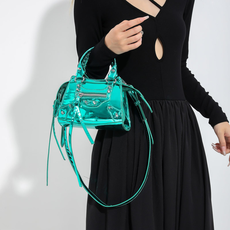 Europa y América retro charol brillante estilo occidental bolso 2023 nueva moda remache motocicleta bolso de hombro de moda para las mujeres