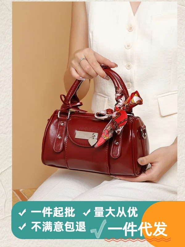 ニッチなハイエンドのボウリングハンドバッグ、女性用の明るいレザーの新しいファッション多用途ホットガール通勤ショルダークロスボディバッグ|undefined