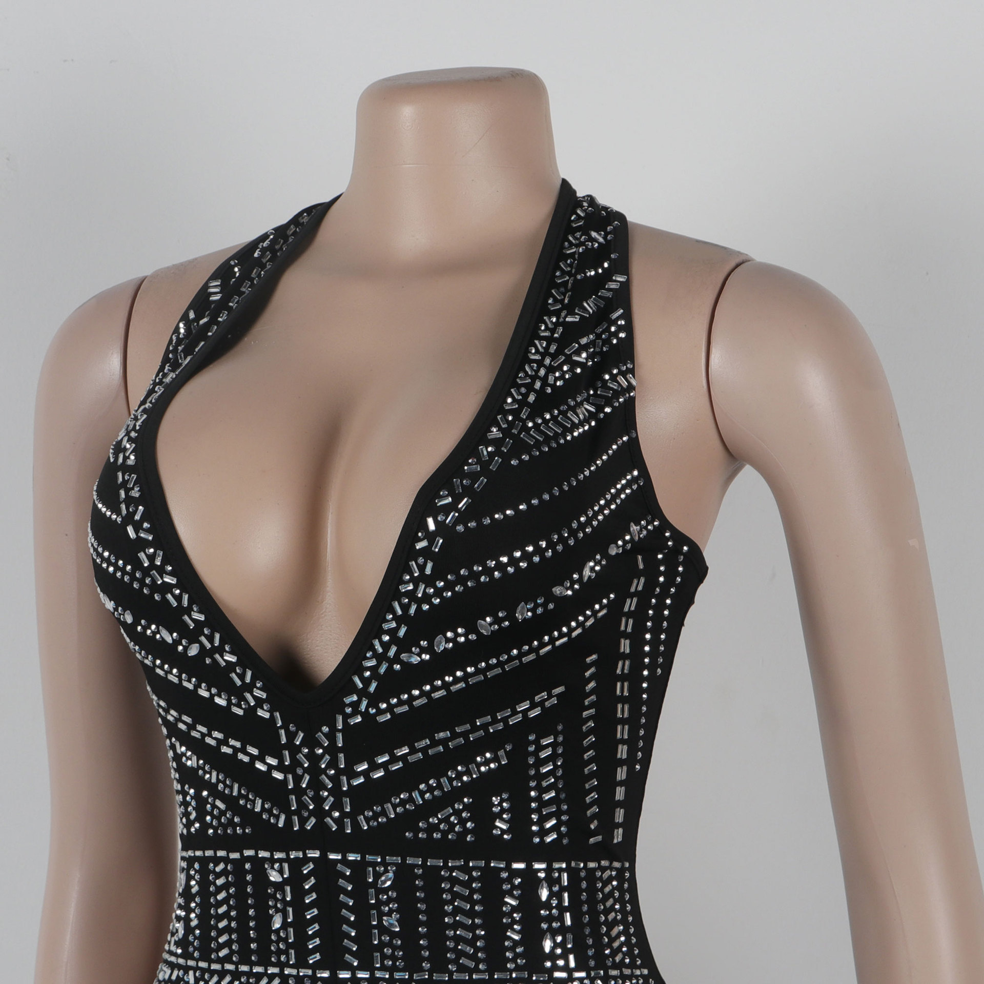 Combinaison short dos nu à bretelles et col licou pour femme avec diamants profonds_voghion.com