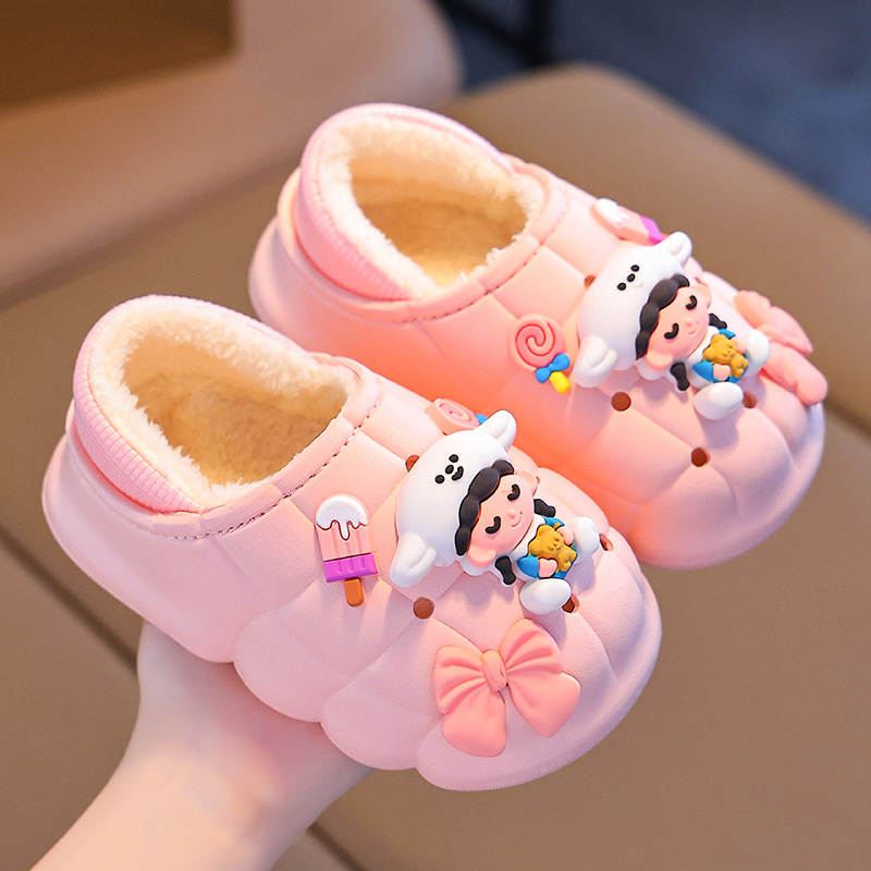 Otoño y invierno zapatillas de algodón para niñas para el hogar caliente y veludo impermeable a prueba de agua, zapatos de algodón para niños pequeños y medianos.