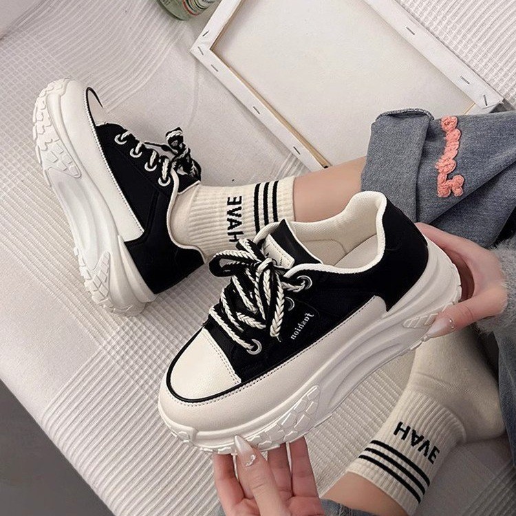 Zapatos blancos de suela gruesa, zapatos de mujer, verano y otoño 2025, nuevos zapatos casuales deportivos de altura múltiple, zapatos de muffin de moda