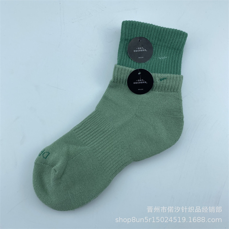 2023新品の偽の2つのつなぎ合わせのスポーツの靴下の中で筒の高い筒の男女の同項のマカロンカラーの厚いタオルの底