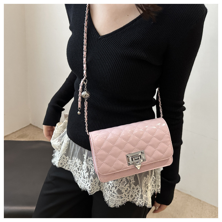 The diamond-patterned embroidered thread fashionable and elegant lock buckle elegant small bag for women's 2024 autumn new style versatile ins crossbody bag for women undefined