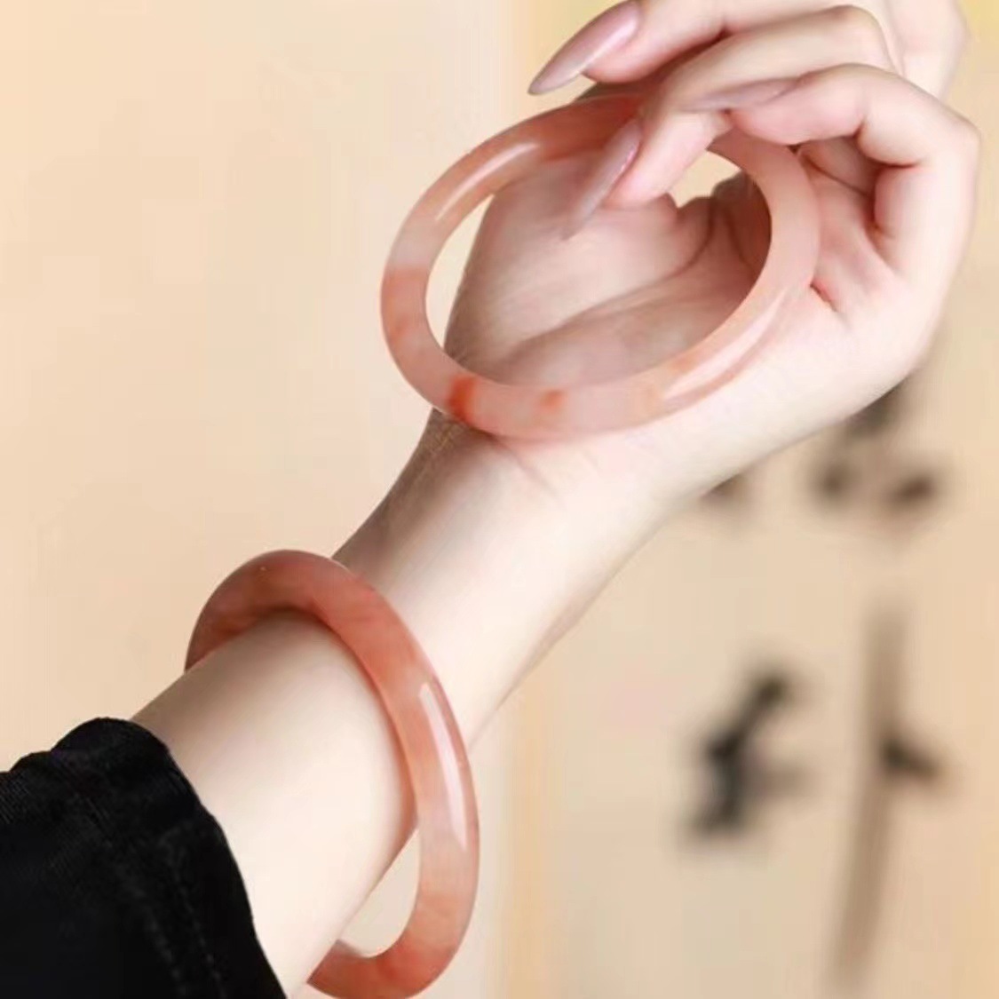 El pequeño libro rojo imita la pulsera de jade con la misma barra de vidrio grueso de un paso sonido pulsera de miel de arce rojo