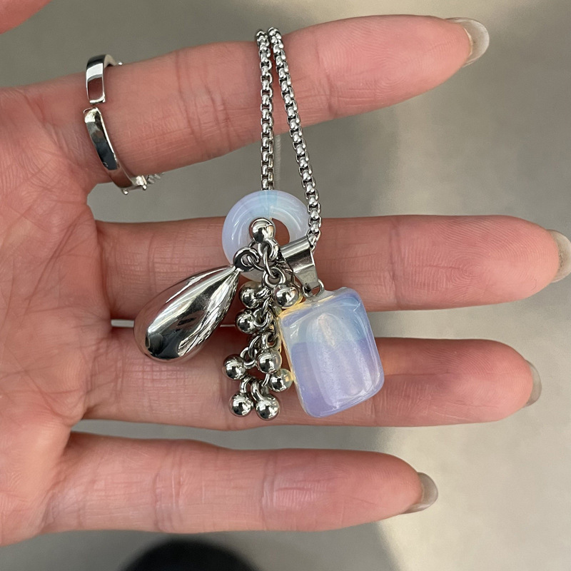 Collar colgante de cadena de uva de piedra de acero de titanio, cadena de clavícula de todo fósforo simple y de moda, cadena de suéter de sentido avanzado de nicho