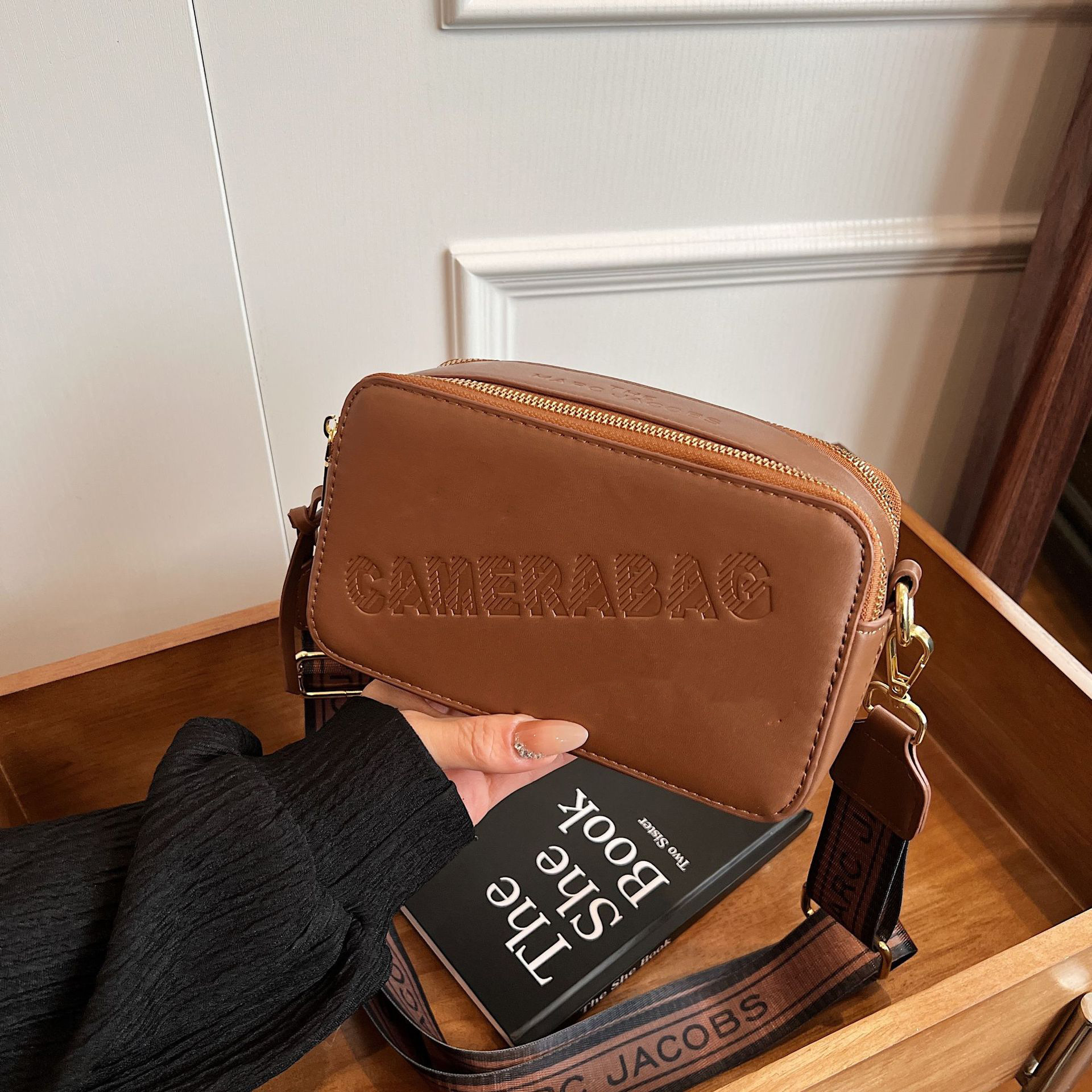 Modelo transfronterizo 2024 primavera nuevo bolso cuadrado pequeño retro europeo y americano moda transfronteriza personalidad color caramelo bolso de cámara