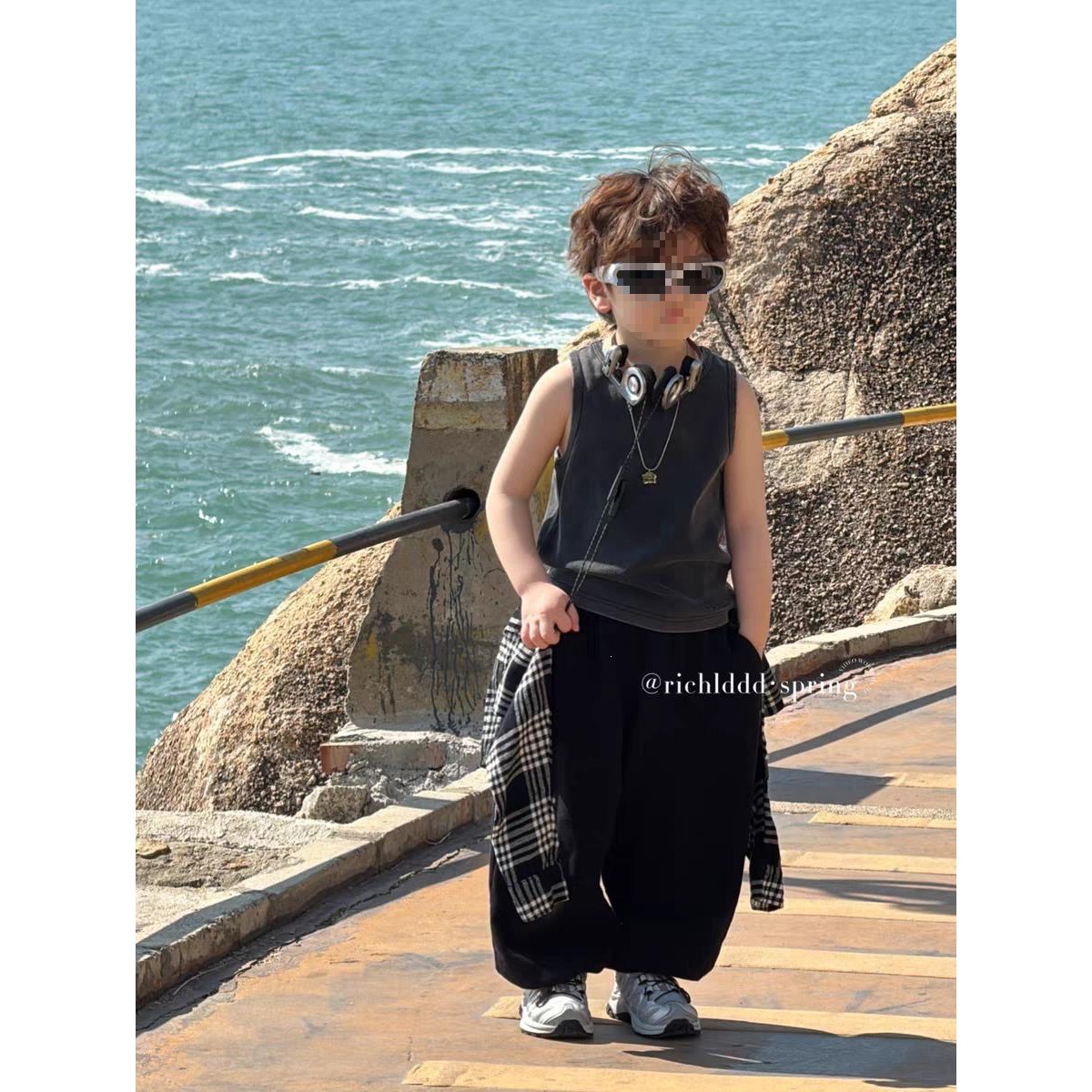 New summer style washed distressed sleeveless vest T-shirt, loose fit, cool and stylish, trendy Korean style top for boys and toddlers.