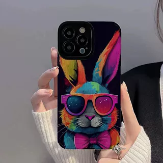 适用炫彩兔子iPhone11苹果14/13羊皮纹15手机壳12软壳7P耐脏保护