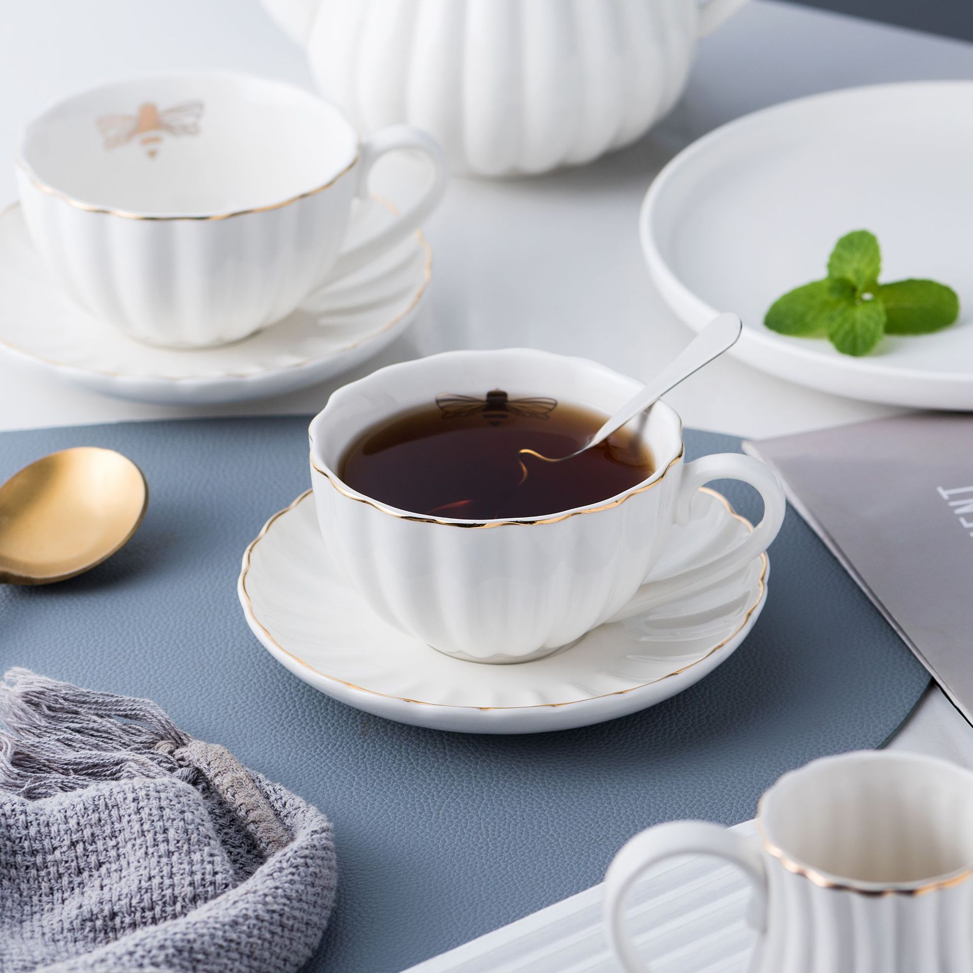 Rayas de abeja dorada Una olla de cuatro tazas Plato de café japonés Juego de tetera fría Juego de esmalte de color y té de flores doradas Cerámica
