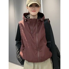 ゆったりとした馬甲の女性夏の日焼け止め服のコートとカジュアルなスポーツベストを合わせます。