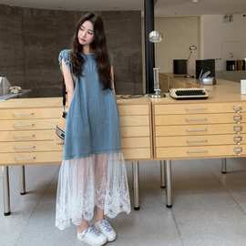 浅蓝色蕾丝拼接牛仔连衣裙女中长款2025夏新款韩版宽松减龄网纱裙