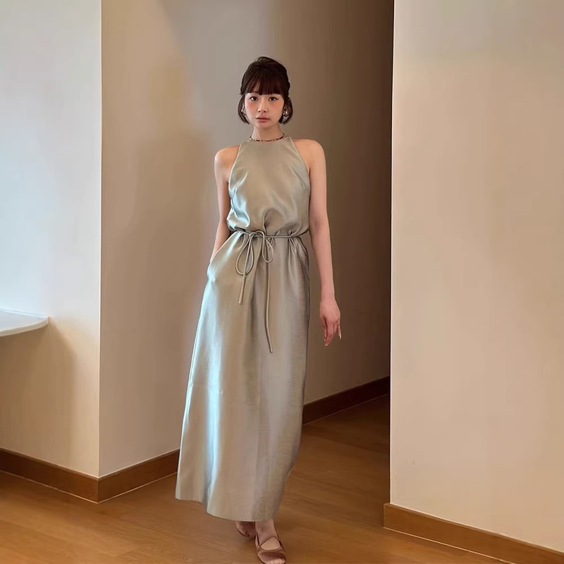 Minimalist and Sophisticated Row-Style Satin Dress with a Glossy Finish, Wide Halter Neck, High-Quality and Elegant, Slimming Sleeveless Long Dress