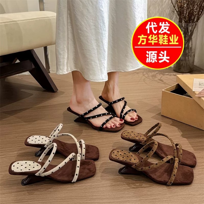 Zapatillas francesas de talón ondulado de punto de sigla para mujeres de verano 2026 nuevas sandalias de talón frío no cansadas