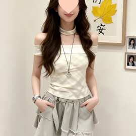 甜辣小衫潮2026夏季新款纯欲风挂脖露肩修身别致一字肩上衣女