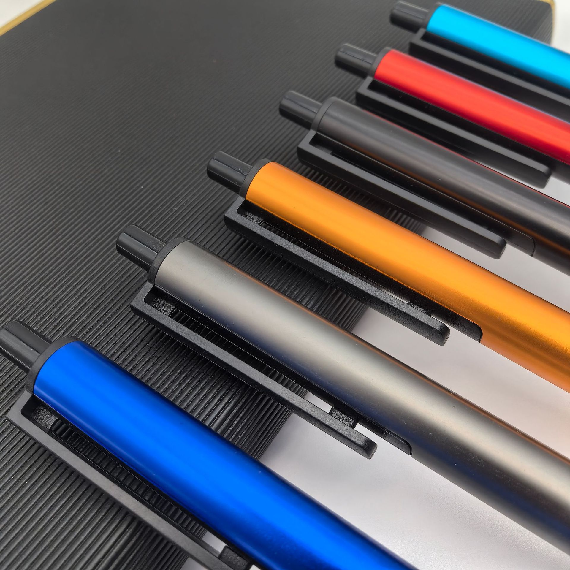 Bolígrafo de metal personalizado barra de aluminio colorido bolígrafo comercial puede ser logotipo láser publicidad publicitaria bolígrafo regalo al por mayor