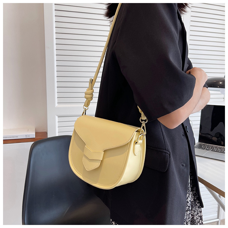 Summer Chain New Fashion Messenger Texture Single-shoulder Saddle Bag20*16.5*9cm display picture 5