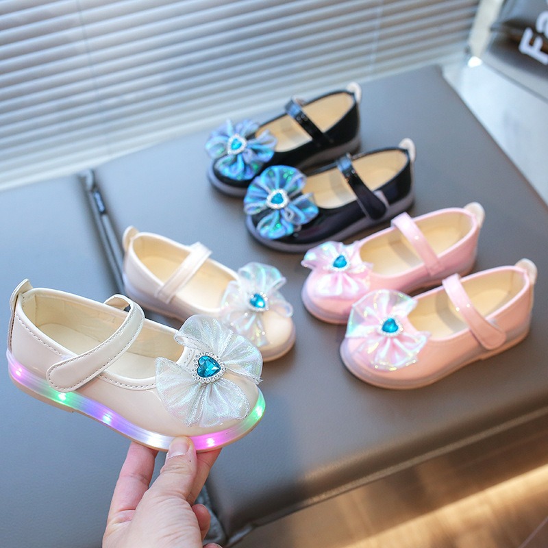 Zapatos de princesa de niñas 2025 primavera nuevo arco de diamante de arco parpadeante zapatos de cuero cuadrados de niña