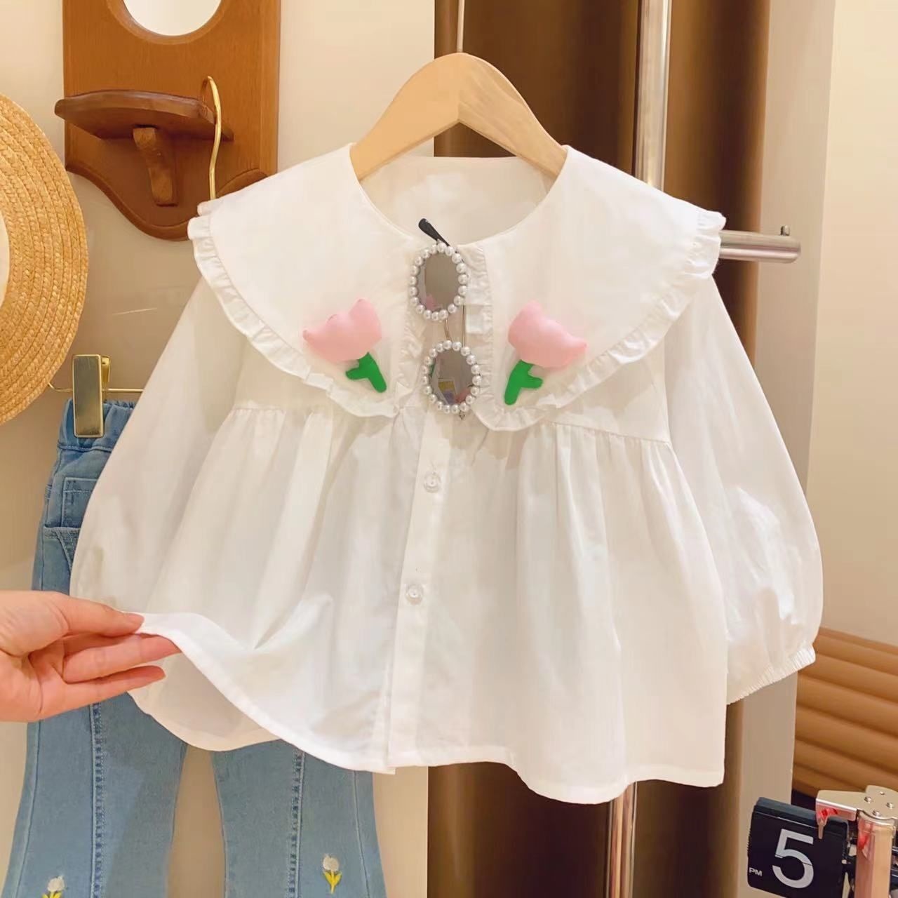 입체적인 꽃무늬 프렌치 셔츠