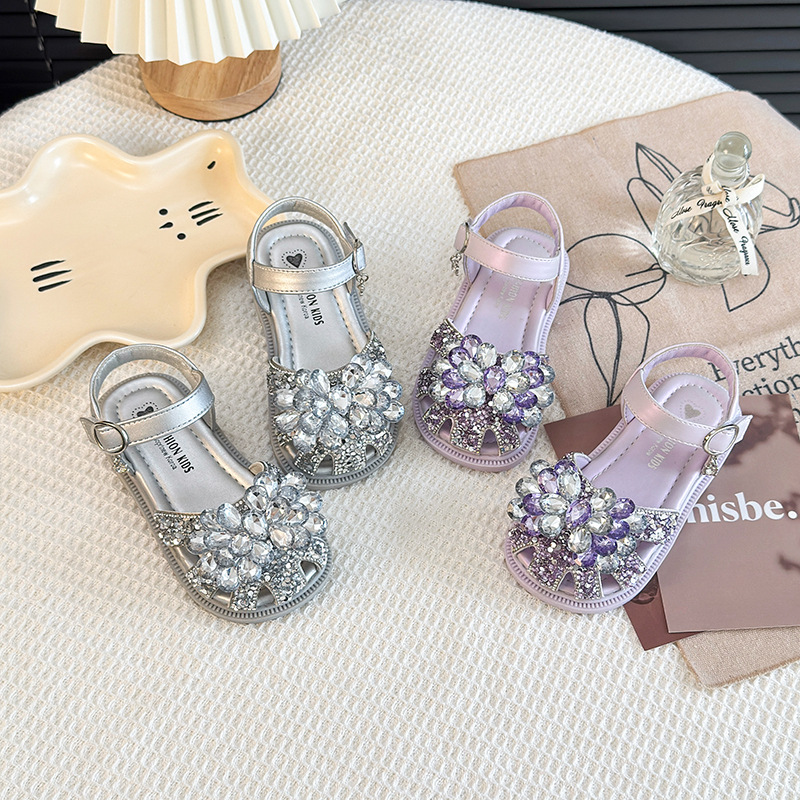 Zapatos casuales de moda para niñas versátiles 2026 verano nuevos niños agujeros sandalias de cabeza de diamante flores zapatos de moda image 1