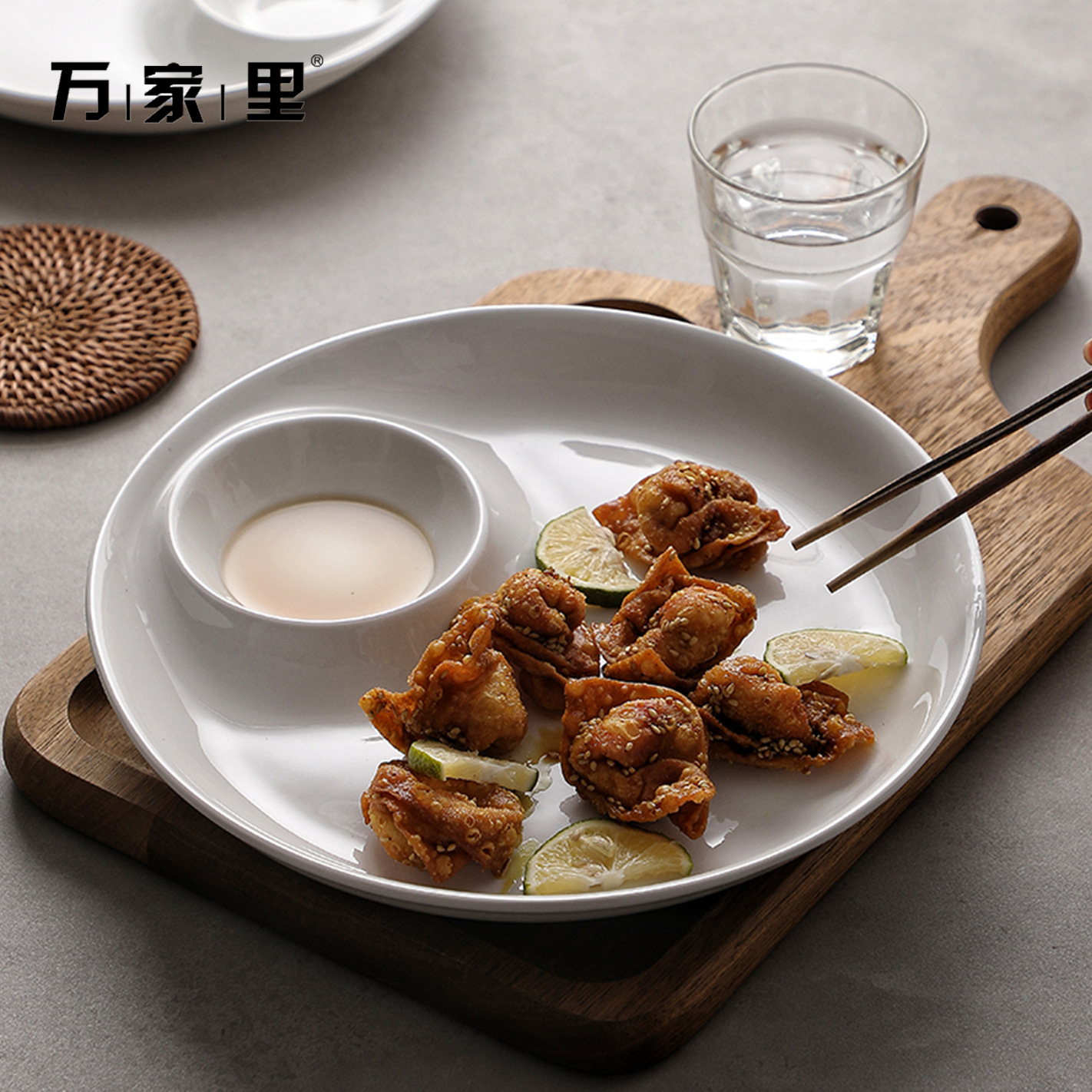 Plato de饺os redondos con un plato especial para comer饺os, plato de enmersión, plato de condimento, plato de patatas fritas